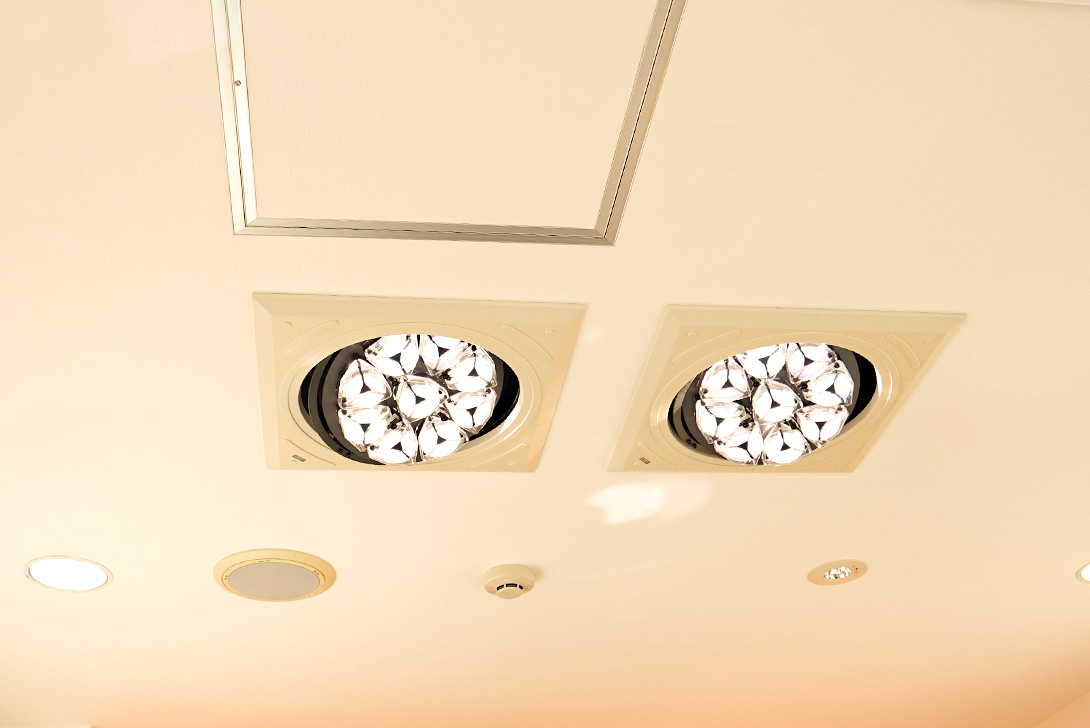 手術用無影灯｜橋本駅の歯医者　翼歯科口腔クリニック